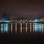 Quay House - Salford - 2Bdr Sleeps 7, Spacious & Quiet - Free Parking - Close To City Centre, Manchester United & The Lowry
